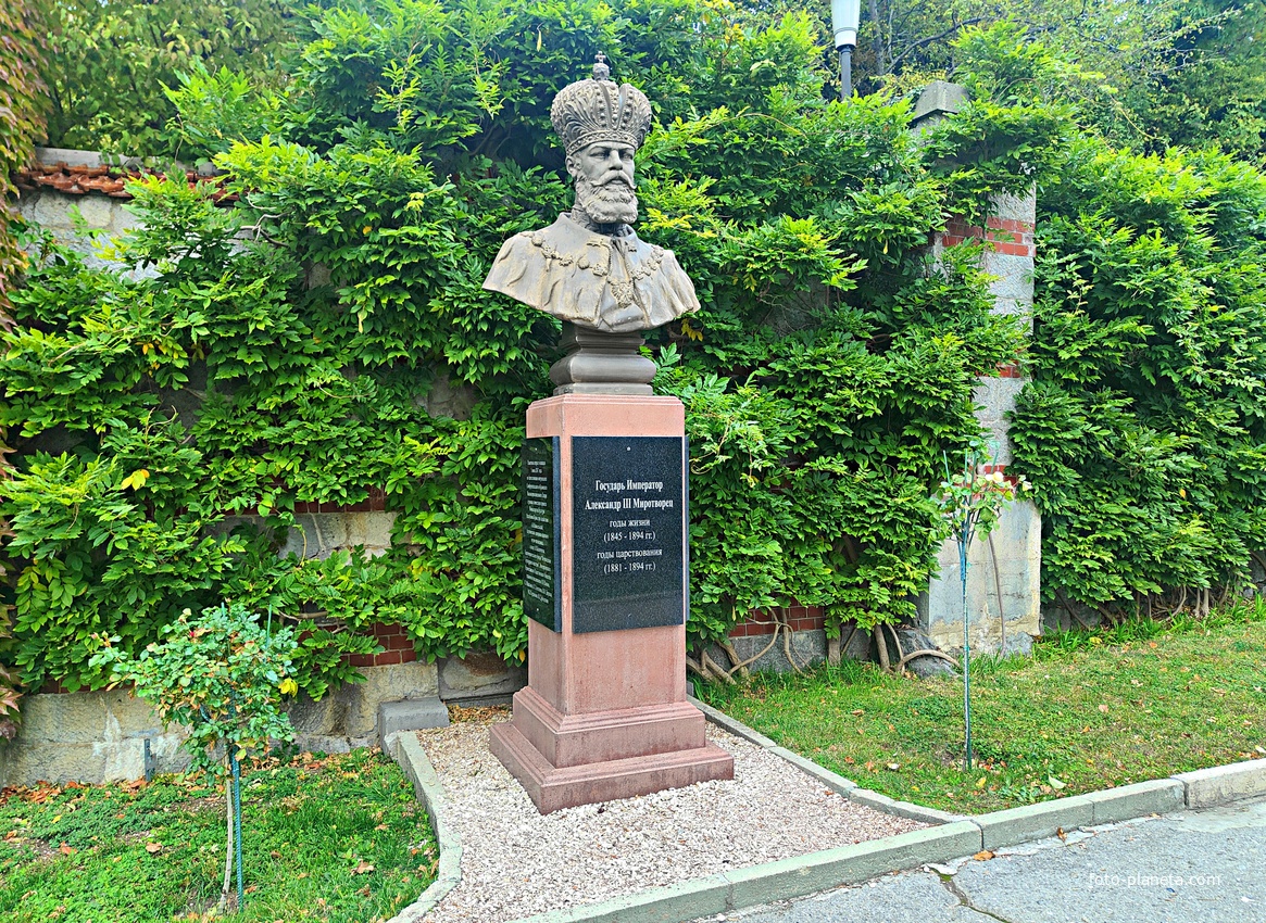 Массандровский дворцово-парковый ансамбль. Парк был заложен в 1822 году на месте грабового леса немецким садовником Карлом Кебахом. Бюст Александра III. Автор: скульптор А.А. Аполлонов.