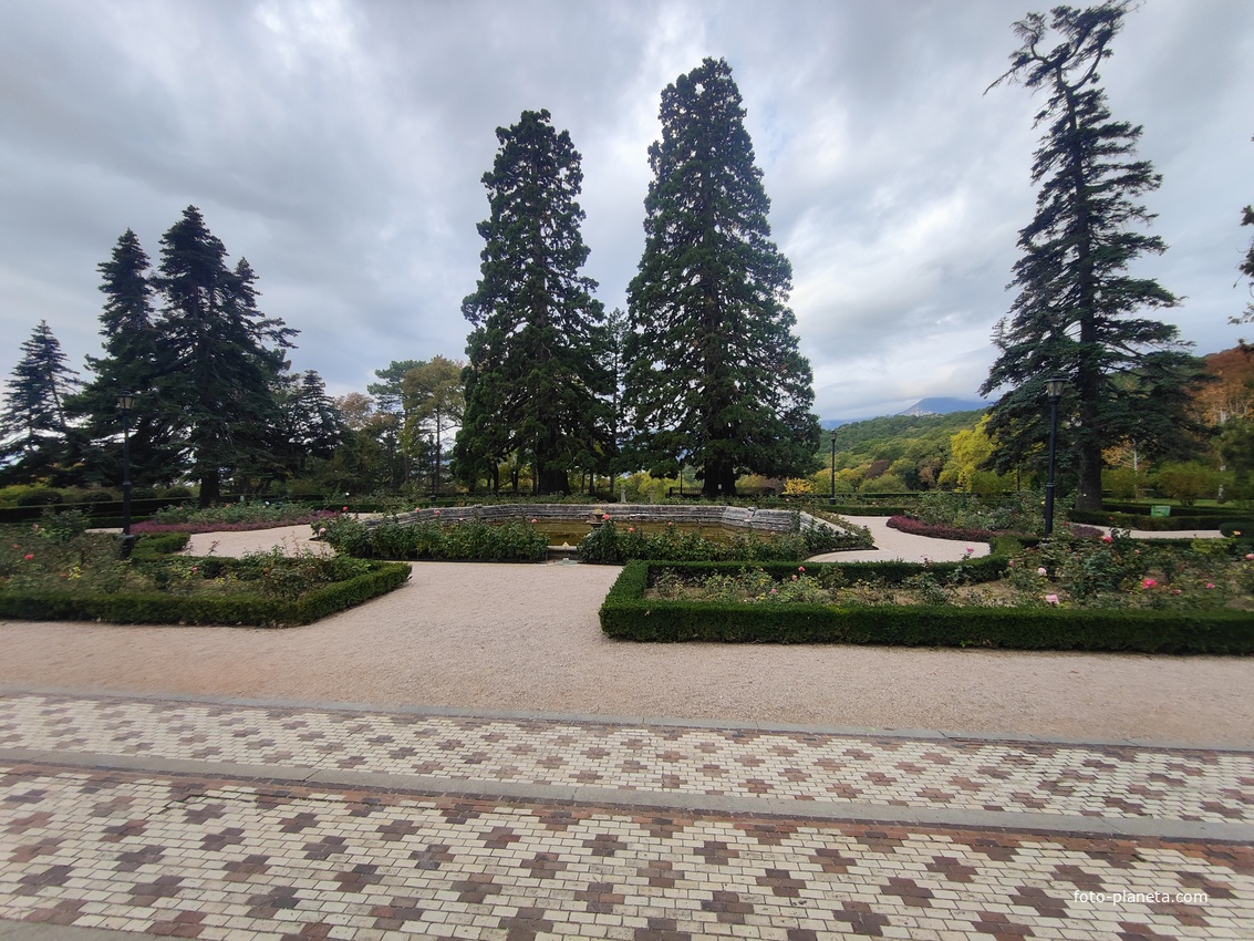 Массандровский дворцово-парковый ансамбль. Дворец построен в 1902г. как резиденция для имп. Александра III. Сочетает черты франц. ренессанса, барокко и русск. историзма. Парк заложен в 1822 г. на месте грабового леса немец. садовником Карлом Кебахом