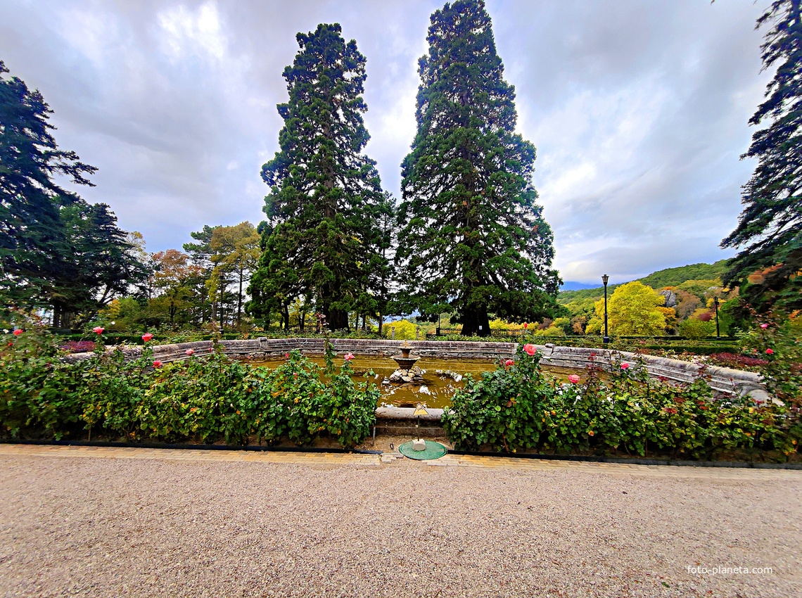 Массандровский дворцово-парковый ансамбль. Дворец построен в 1902г. как резиденция для имп. Александра III. Сочетает черты франц. ренессанса, барокко и русск. историзма. Парк заложен в 1822 г. на месте грабового леса немец. садовником Карлом Кебахом