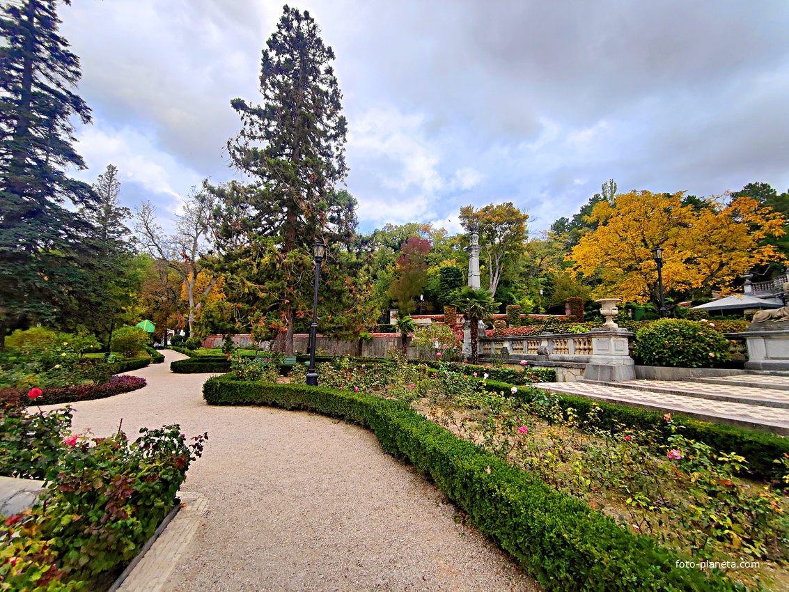 Массандровский дворцово-парковый ансамбль. Дворец построен в 1902г. как резиденция для имп. Александра III. Сочетает черты франц. ренессанса, барокко и русск. историзма. Парк заложен в 1822 г. на месте грабового леса немец. садовником Карлом Кебахом