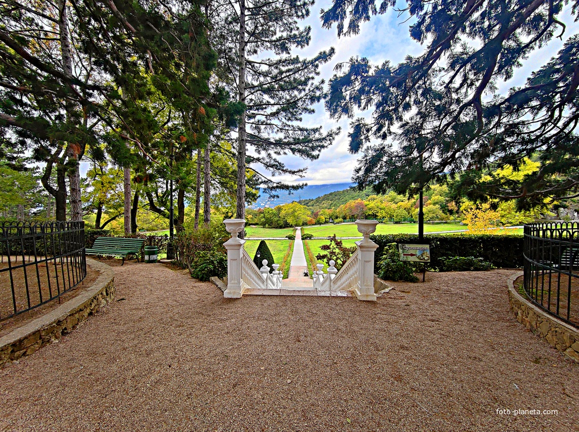 Массандровский дворцово-парковый ансамбль. Дворец построен в 1902г. как резиденция для имп. Александра III. Сочетает черты франц. ренессанса, барокко и русск. историзма. Парк заложен в 1822 г. на месте грабового леса немец. садовником Карлом Кебахом