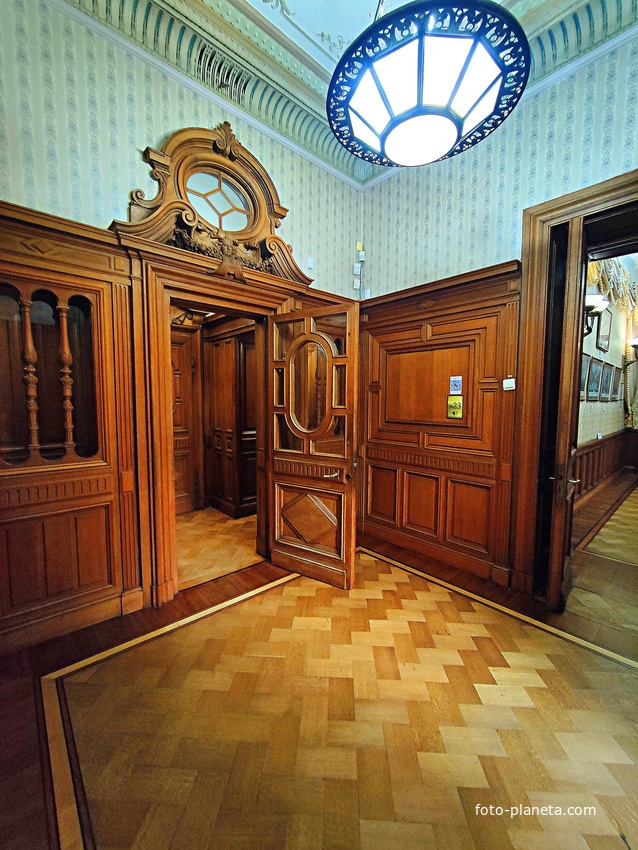 Массандровский дворец построен в 1902г. как резиденция для императора Александра III. Вход в Приемную Ея Величества