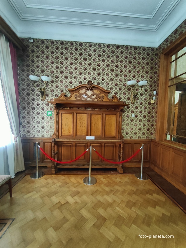Массандровский дворец построен в 1902г. как резиденция для императора Александра III.  Прихожая второго этажа.