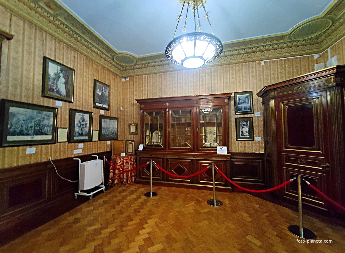 Массандровский дворец построен в 1902г. как резиденция для императора Александра III. Приемная Ея Величества.