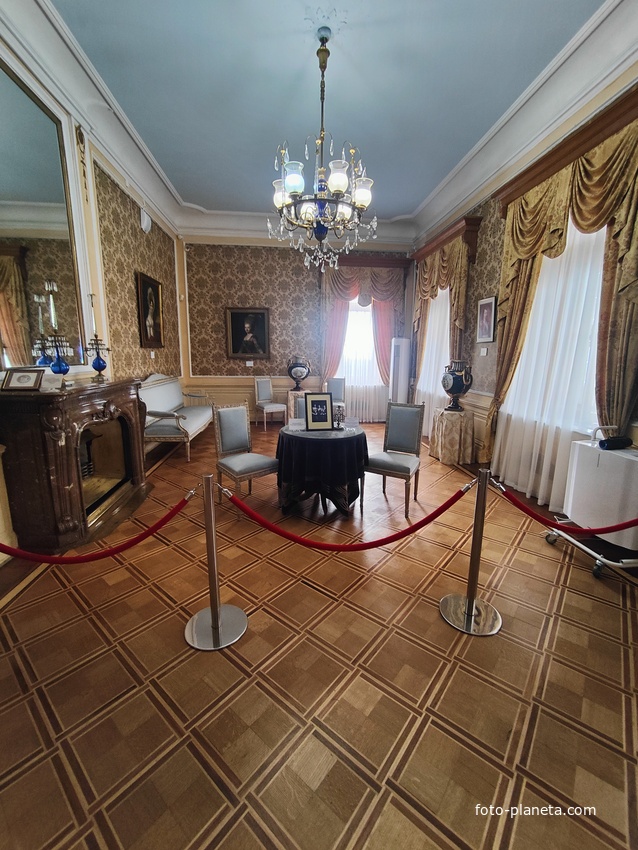 Массандровский дворец построен в 1902г. как резиденция для императора Александра III. Кабинет Ея Императорского Величества