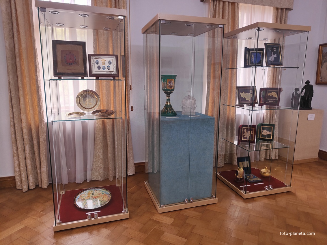 Массандровский дворец 1902г. - резиденция для императора Александра III. Выставка «Как мы жили… идеалы прошлого», включает произведения советских художников и скульпторов в манере соцреализма. Памятные подарки Респ. Крым. Содружество регионов.