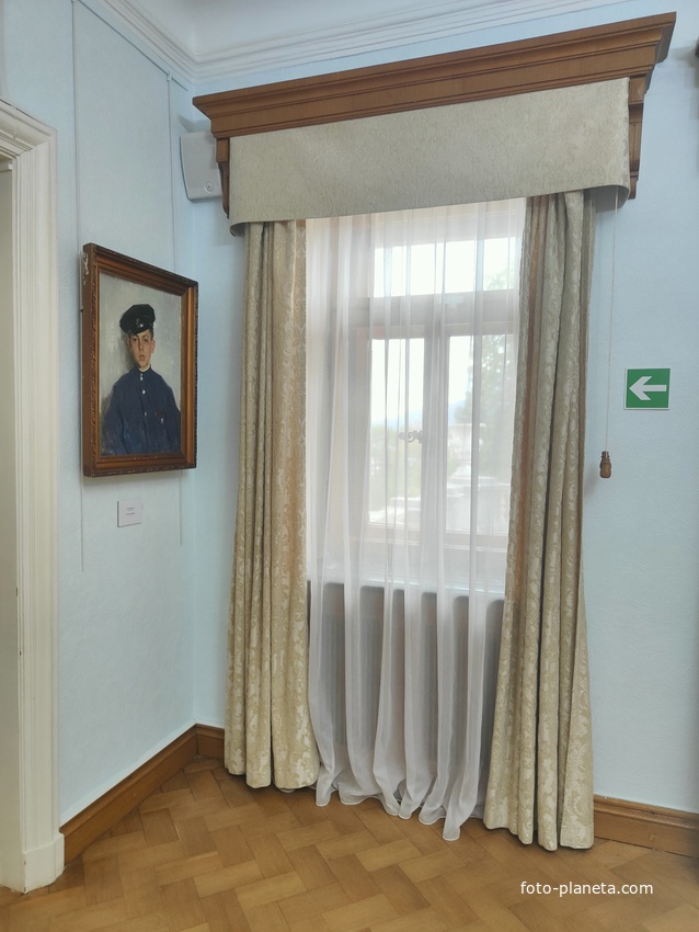 Массандровский дворец построен в 1902г. как резиденция для императора Александра III. Выставка «Как мы жили… идеалы прошлого», которая включает произведения советских художников и скульпторов в манере соцреализма.