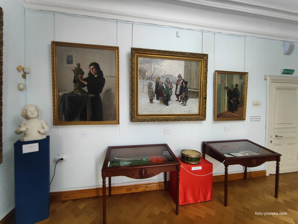 Массандровский дворец построен в 1902г. как резиденция для императора Александра III. Выставка «Как мы жили… идеалы прошлого», которая включает произведения советских художников и скульпторов в манере соцреализма.