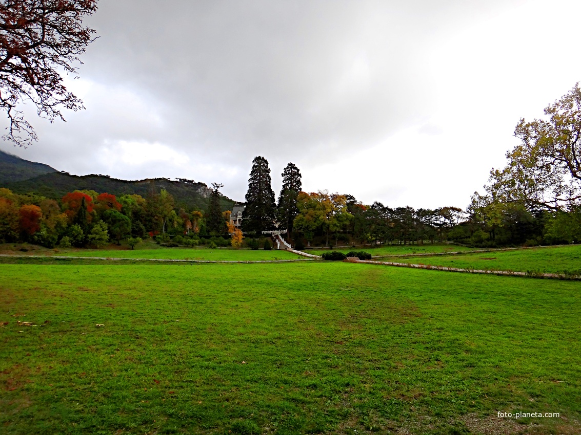 Массандровский дворцово-парковый ансамбль. Парк был заложен в 1822 году на месте грабового леса немецким садовником Карлом Кебахом.