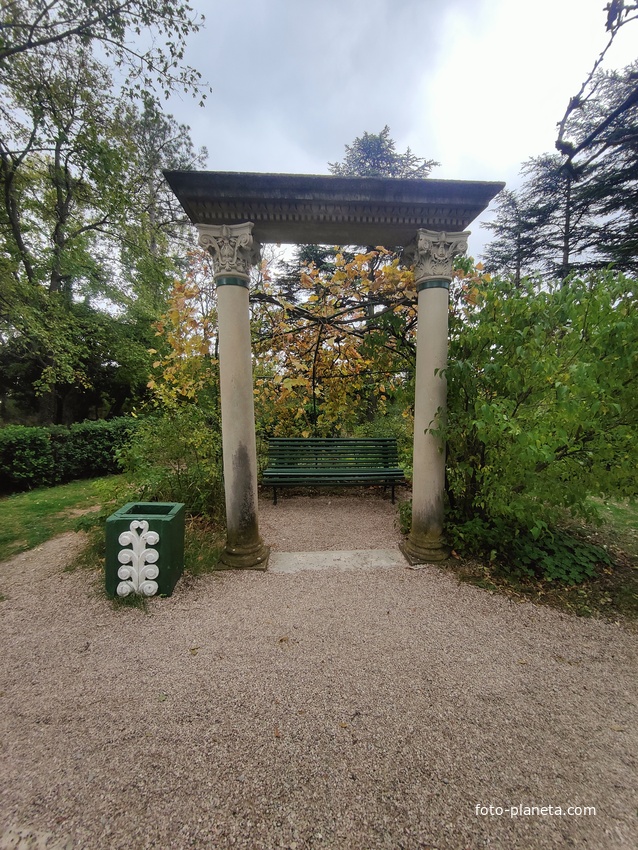 Массандровский дворцово-парковый ансамбль. Парк был заложен в 1822 году на месте грабового леса немецким садовником Карлом Кебахом.