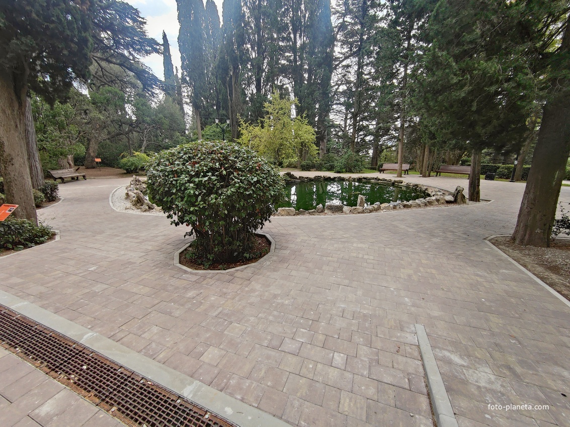 Парк-памятник садово-паркового искусства "Массандровский".  Заложен в 40-х гг. XIX в. Автор первоначальной планировки - немецкий садовник К. Кебах. Создан в английском ландшафтном стиле максимальной естественности.  Пруд с черепахами.