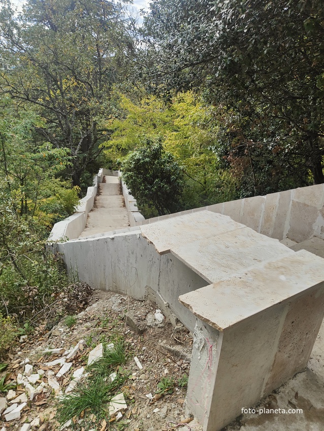 Парк-памятник садово-паркового искусства "Массандровский".  Заложен в 40-х гг. XIX в. Автор первоначальной планировки - немецкий садовник К. Кебах. Создан в английском ландшафтном стиле максимальной естественности. Реставрация лестницы.