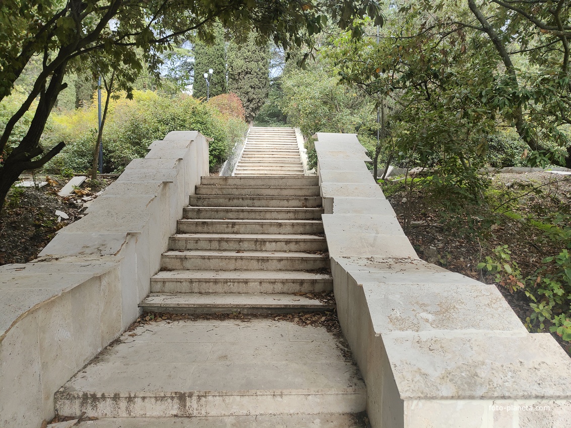 Парк-памятник садово-паркового искусства "Массандровский".  Заложен в 40-х гг. XIX в. Автор первоначальной планировки - немецкий садовник К. Кебах. Создан в английском ландшафтном стиле максимальной естественности. Реставрация лестницы.