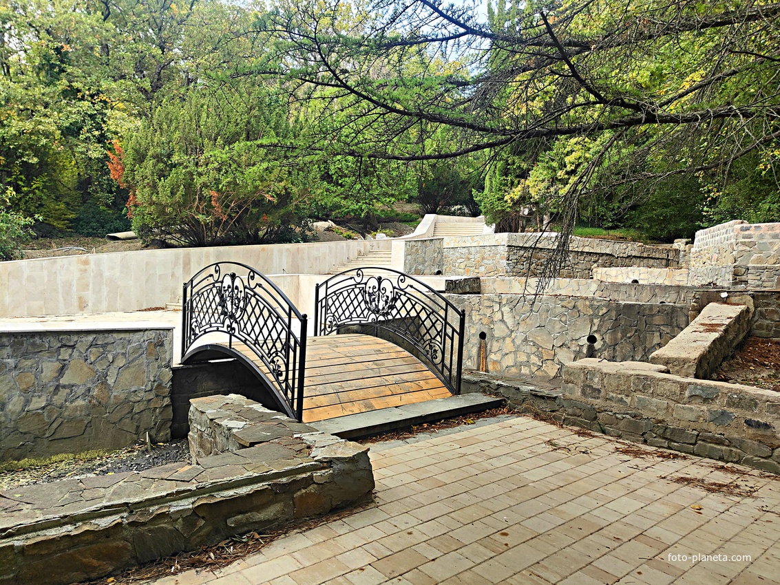 Парк-памятник садово-парков. искусства "Массандровский".  Заложен в 40-х гг. XIX в. Автор первонач. планировки - немецкий садовник К. Кебах. Создан в английском ландшафтном стиле максимальной естественности. Реставрация декоративных сооружений.