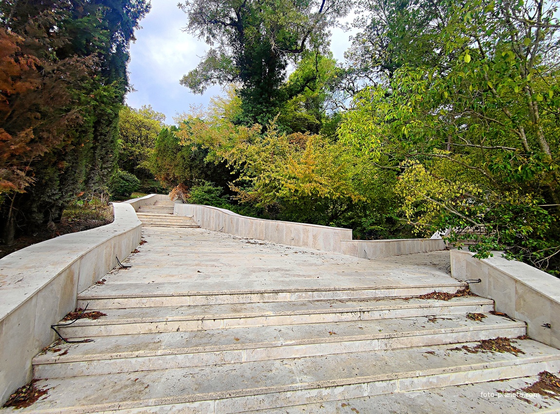 Парк-памятник садово-паркового искусства "Массандровский".  Заложен в 40-х гг. XIX в. Автор первоначальной планировки - немецкий садовник К. Кебах. Создан в английском ландшафтном стиле максимальной естественности. Реставрация лестницы.