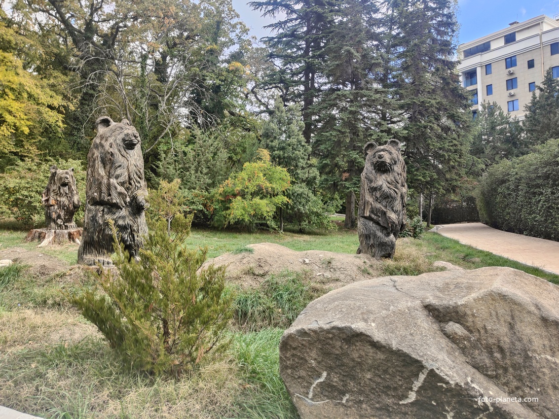 Парк-памятник садово-парков. искусства "Массандровский".  Заложен в 40-х гг. XIX в. Автор первонач. планировки - немец. садовник К. Кебах. Создан в англ. ландшафтном стиле максимальной естественности. Семья косолапых, выпиленных из стволов деревьев.