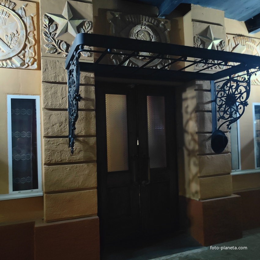 Музей «Мир исторической реконструкции» в одном из бывших цехов легендарного Дулевского фарфорового завода на улице Ленина, 15/2.  Тематическая зона: «Назад в СССР».  Экспозиция "Улица Московская".