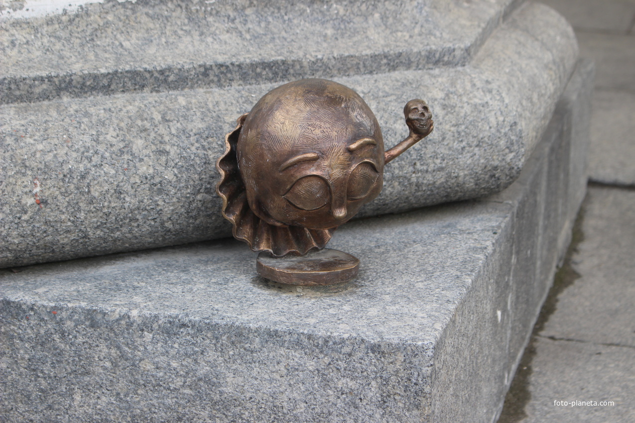 Смайлик-театрал - первый из серии скульптурных талисманов города.