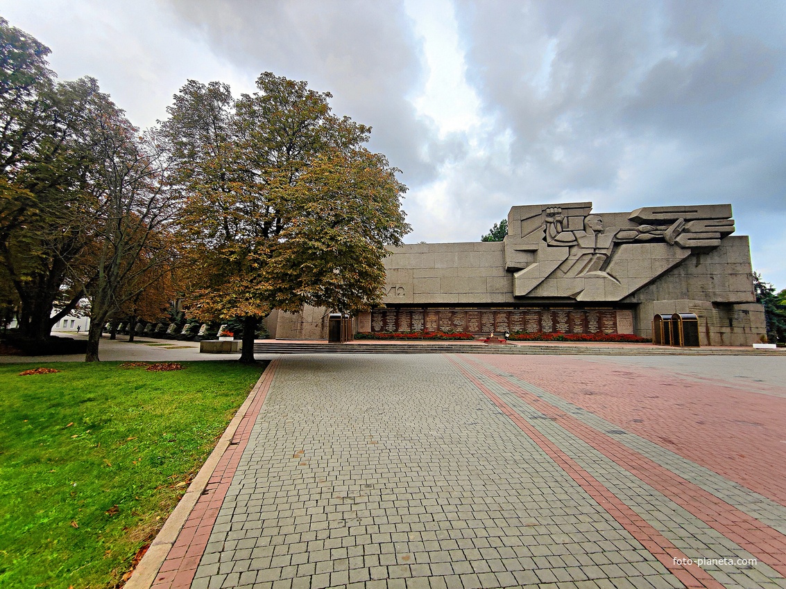Мемориал обороны города 1941-1942гг. на площади Нахимова.