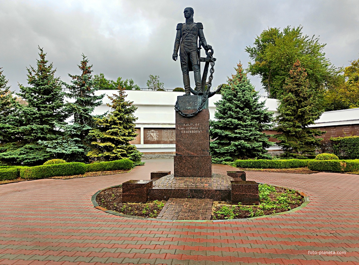 Памятник адмиралу Д.Н. Сенявину на проспекте Нахимова.