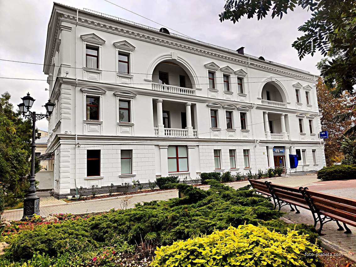 Гостиница Киста — бывший отель в историческом центре города у Графской пристани (ныне пл. Нахимова, 2; здание принадлежит Техническому управлению Черноморского флота РФ. Своим названием обязана первому владельцу гостиницы голландцу Фердинанду Кисту.