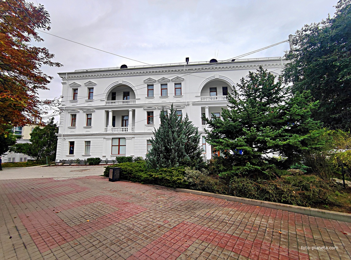 Гостиница Киста — бывший отель в историческом центре города у Графской пристани (ныне пл. Нахимова, 2; здание принадлежит Техническому управлению Черноморского флота РФ. Своим названием обязана первому владельцу гостиницы голландцу Фердинанду Кисту.