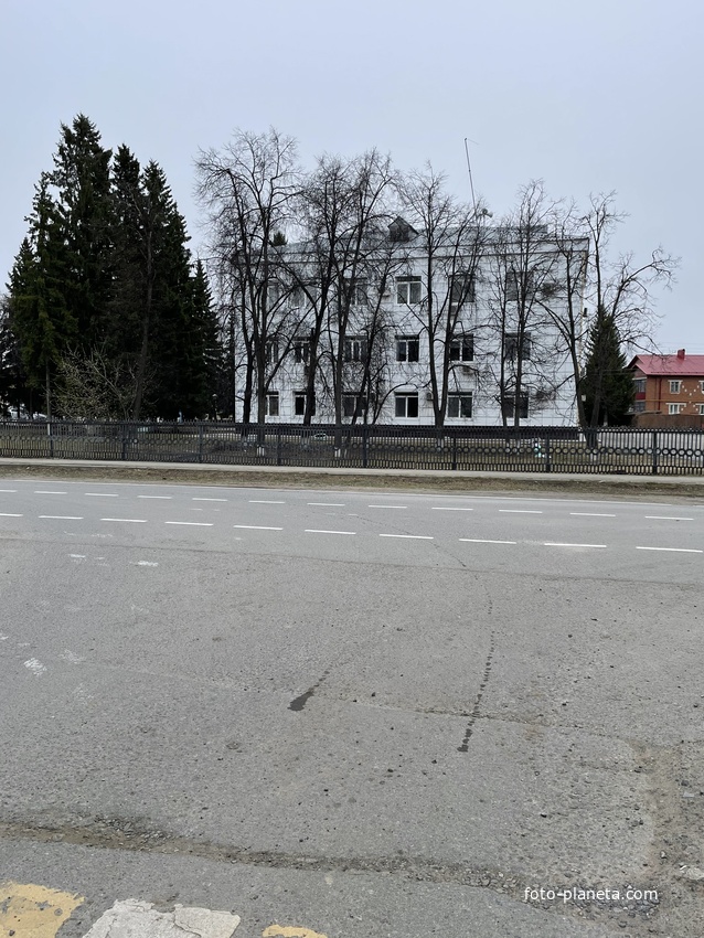 Здание администрации с улицы Карла Маркса