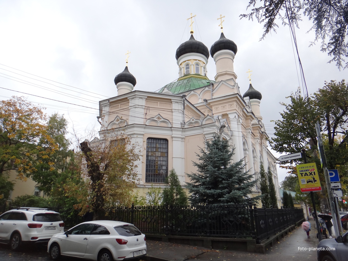 Храм Трех Святителей Великих  на ул. Гоголя, 16.
