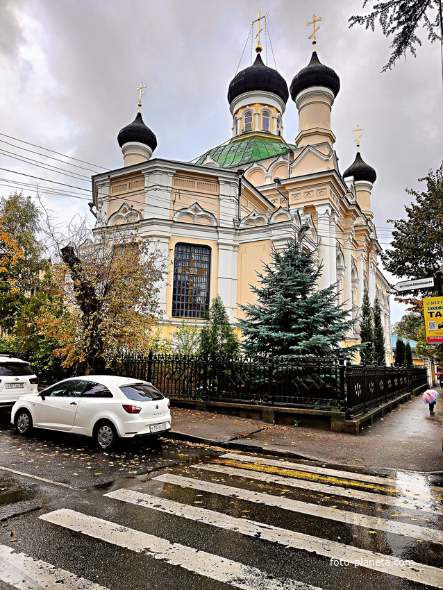 Храм Трех Святителей Великих  на ул. Гоголя, 16.
