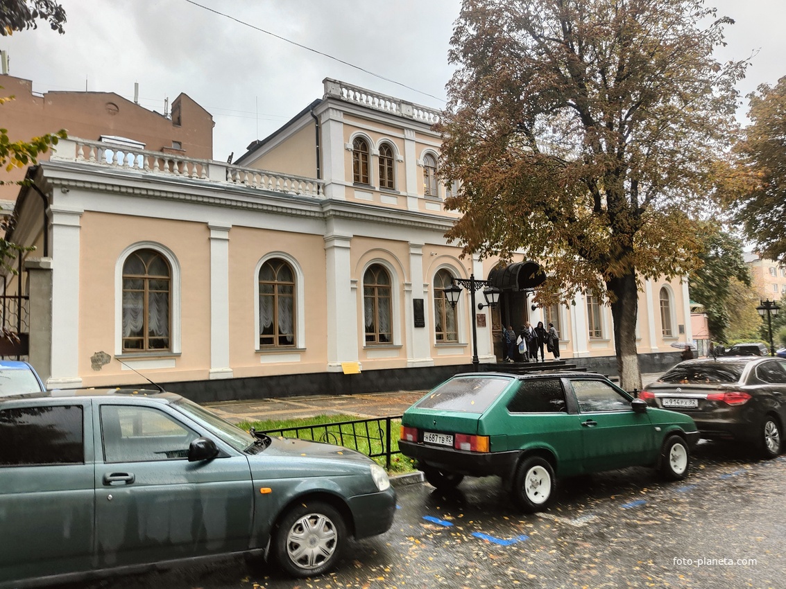 Дом Дворянского собрания по ул. Горького, 10. Сейчас - Крымский университет культуры, искусств и туризма.
