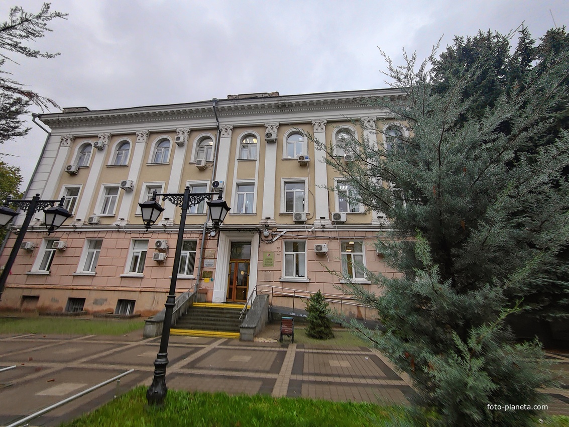 Администрация города Симферополя по ул. Горького, 15.