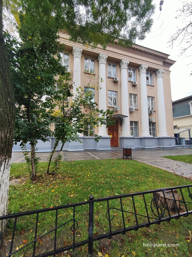 Здание бывшей женской гимназии Е. И. Свищовой по ул. Горького, 12 (бывшее «Крымэнерго»).