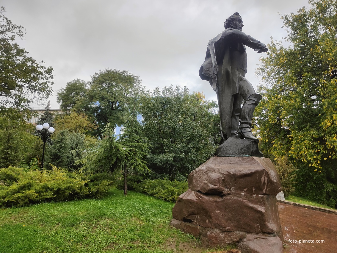 Памятник А.В. Суворову. Открыт в 1984 г. в одноимённом сквере. Автор: скульптор: К. Гордеев, архитектор А. Полегенький.