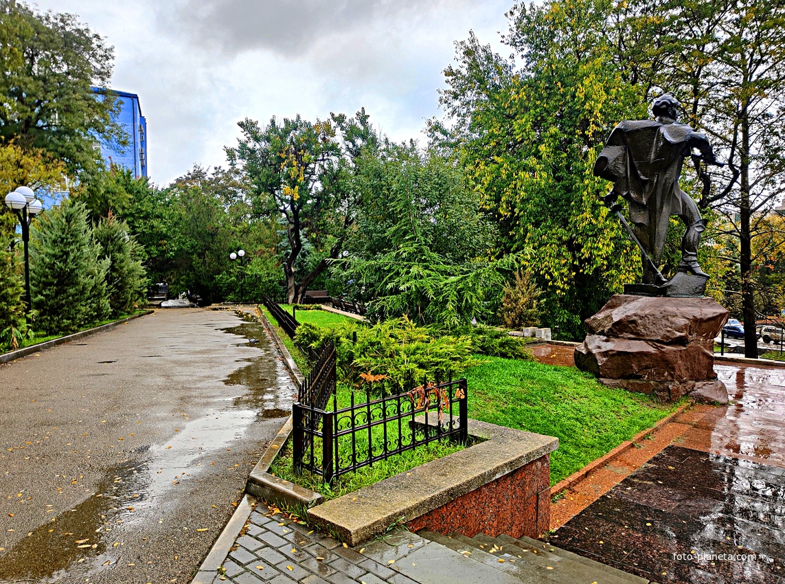 Памятник А.В. Суворову. Открыт в 1984 г. в одноимённом сквере. Автор: скульптор: К. Гордеев, архитектор А. Полегенький.