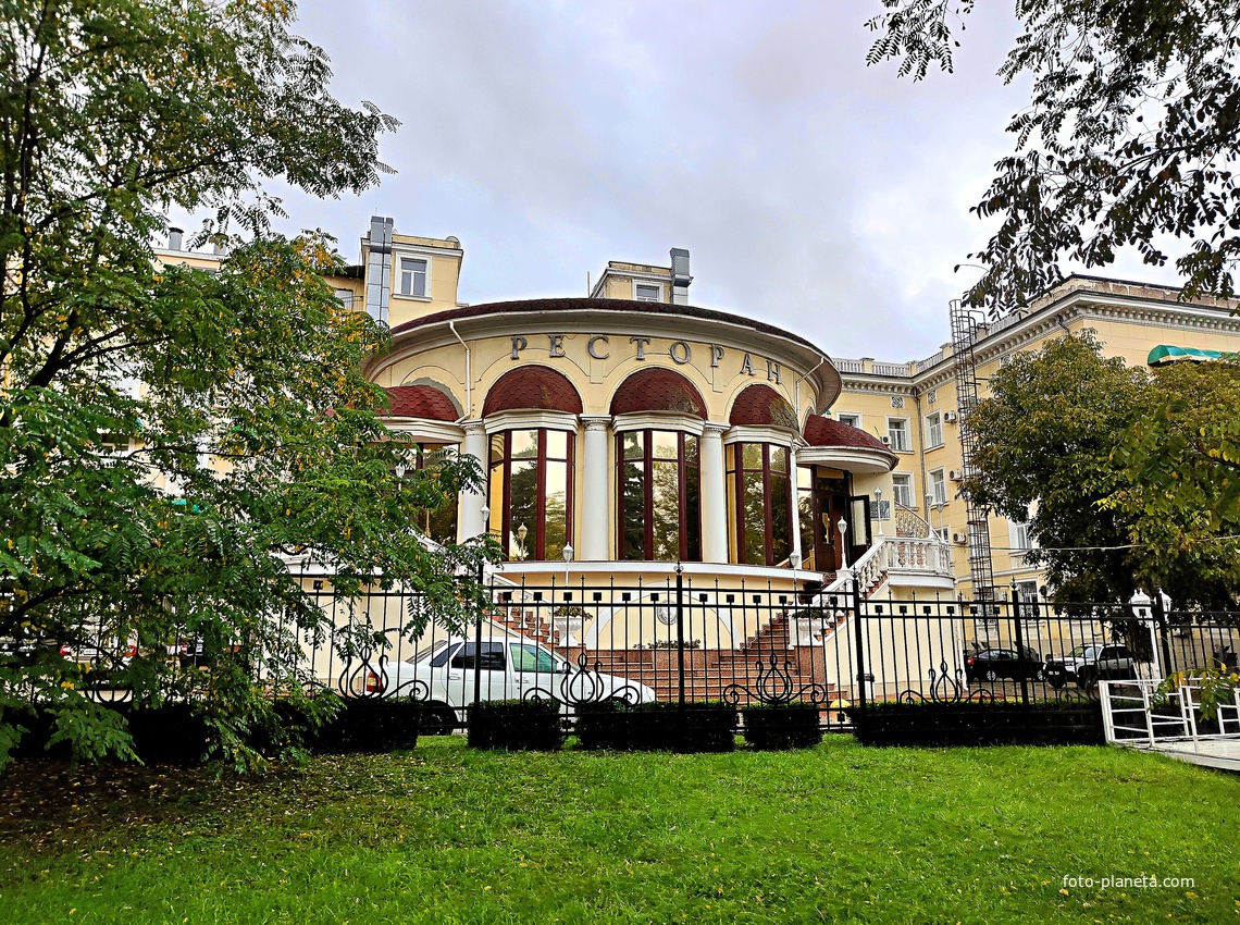 Ресторан "Симферополь" на ул. Александра Невского.