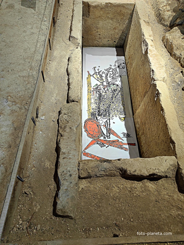 Историко-археологический музей-заповедник Неаполь Скифский. Каменная гробница мавзолея Скилура (наиболее вероятное место его погребения) 1113г. до н.э.