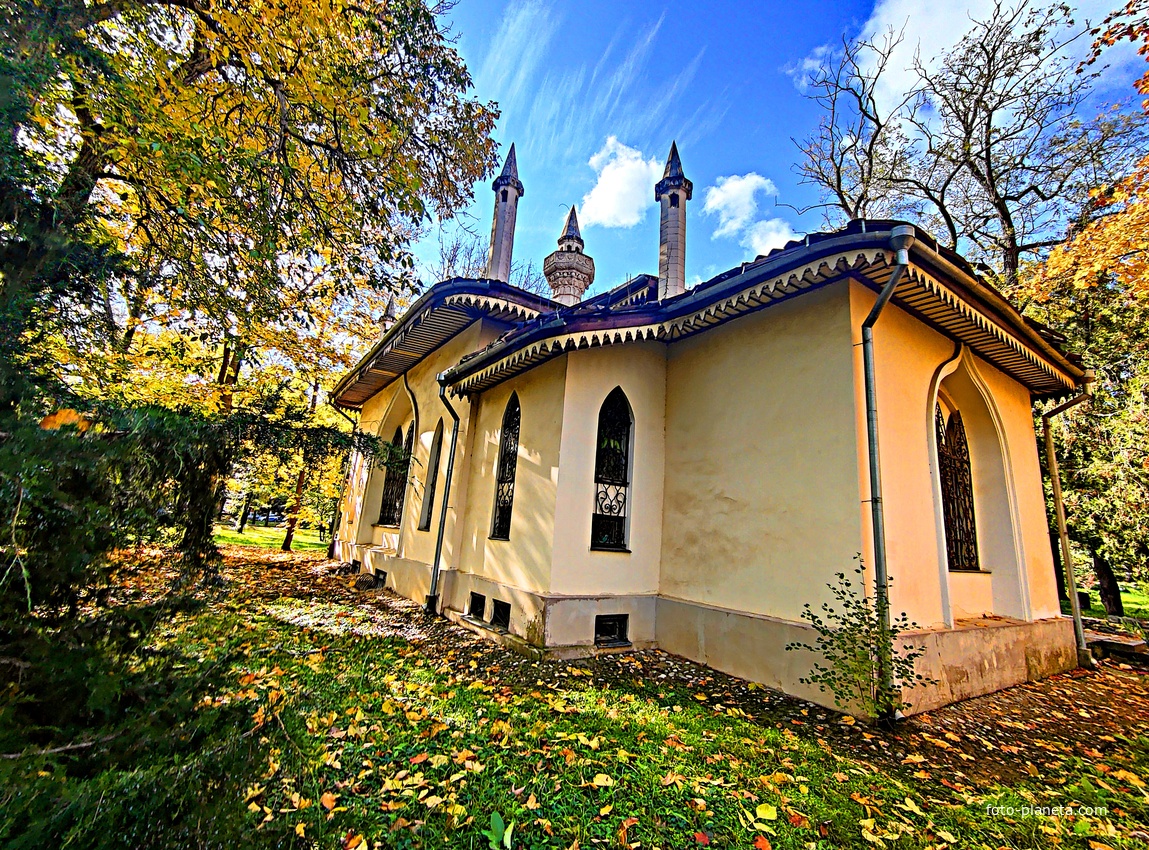 Ботанический сад им. Н. В. Багрова Таврической академии КФУ им. В. И. Вернадского (бывшего Таврич. нац. унив-та). Один из крупнейших парков города, основан в 1795 г. акад. П. С. Палласом. Кухонный корпус дома Воронцова (1826, архитектор: Ф. Эльсон).