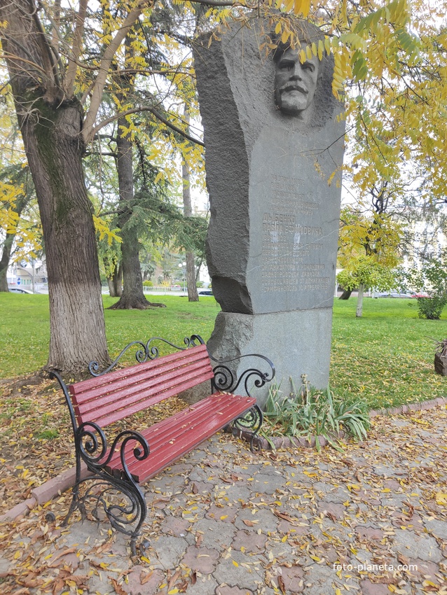 Горельеф командарма П. Дыбенко на месте, где в 1919 г. стоял штаб Крымс. армии. До 1984 г. сквер им. 200-летия Симфер. носил имя Дыбенко, революц. деятеля, одного из организат. революции в 1917 г. в Петерб., был наркомом по воен. и мор. делам Крыма.