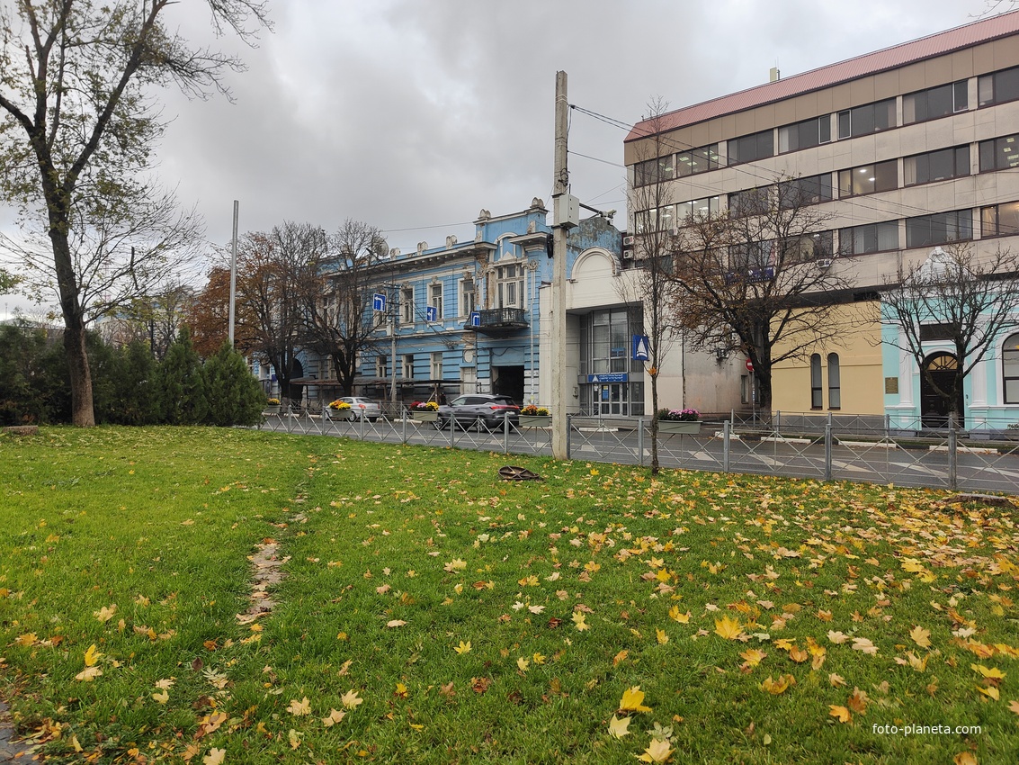 Сдева - дом Шабетая Дувана постройки 2-й пол. XIX в. в стиле эклектики на ул. Ленина 11А, справа - дом Ю.В. Попова, памятник архитектуры 2-й пол. XIX в. .