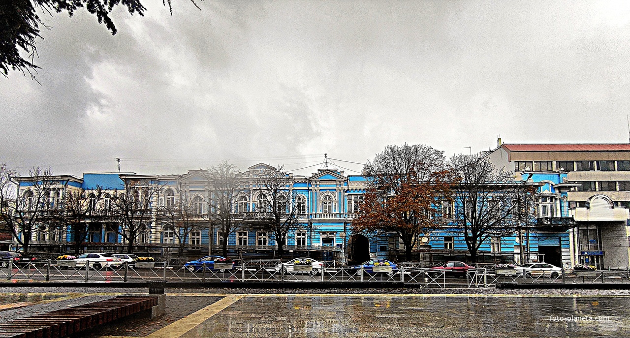 Дом Шабетая Дувана постройки 2-й пол. XIX в. в стиле эклектики на ул. Ленина. Памятник архитектуры и градостроительства, в здании располагается факультет иностранной филологии Таврического национального университета имени В. И. Вернадского.