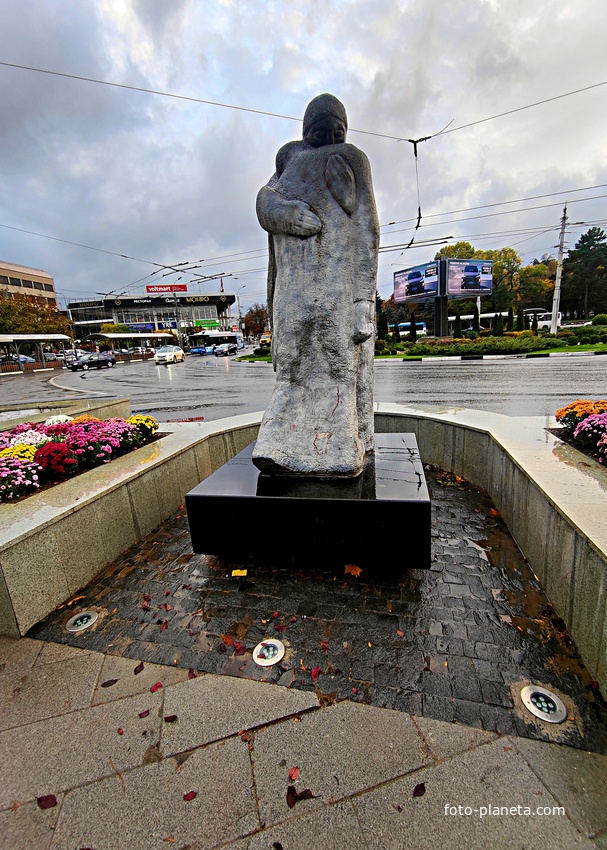 Памятник жертвам ОУН-УПА «Выстрел в спину» на Советской площади.