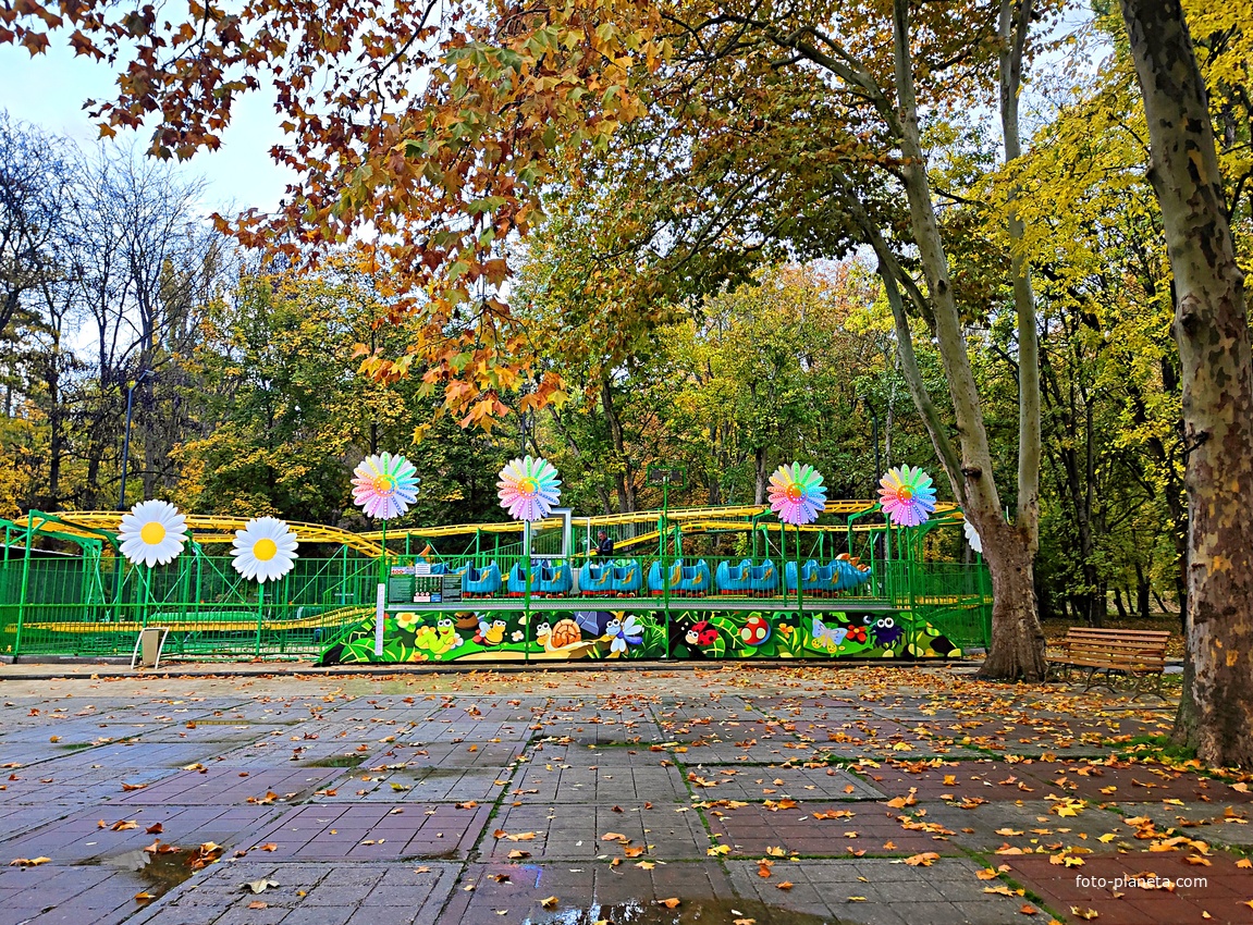 Парк имени Юрия Гагарина.  Аттракцион «Гусеница».