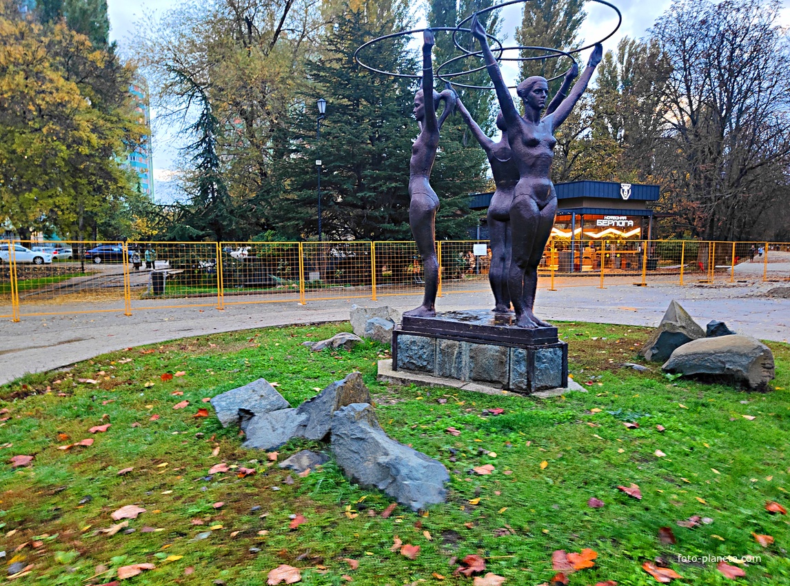 Парк имени Юрия Гагарина. Скульптурная группа "Три грации".