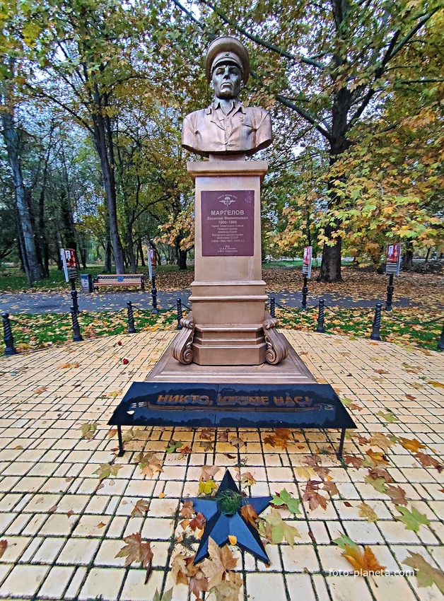 Парк имени Юрия Гагарина. Памятник Василию Филипповичу Маргелову — командующему ВДВ СССР.