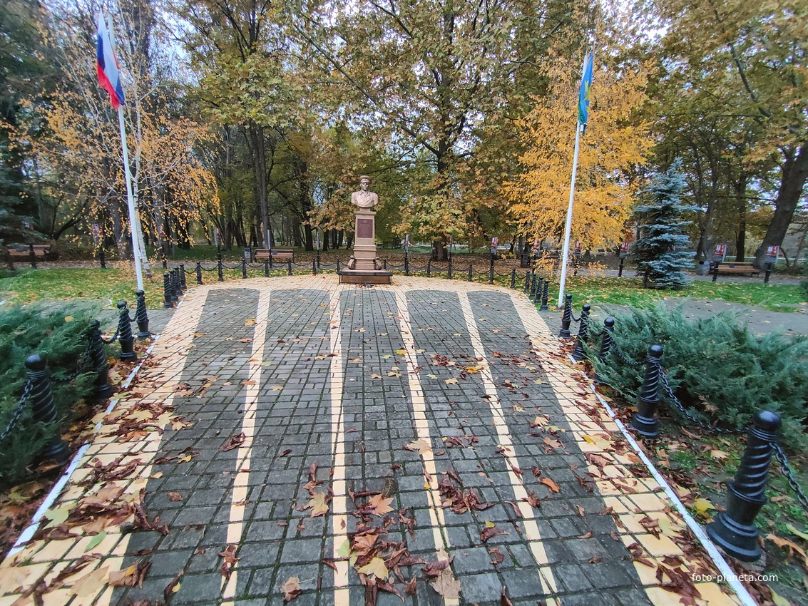 Парк имени Юрия Гагарина. Памятник Василию Филипповичу Маргелову — командующему ВДВ СССР.