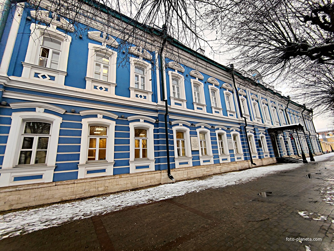 Гимназия №2 (работает с 1722 г.) на улице Соборной, где учился Константин Симонов и Иван Павлов.