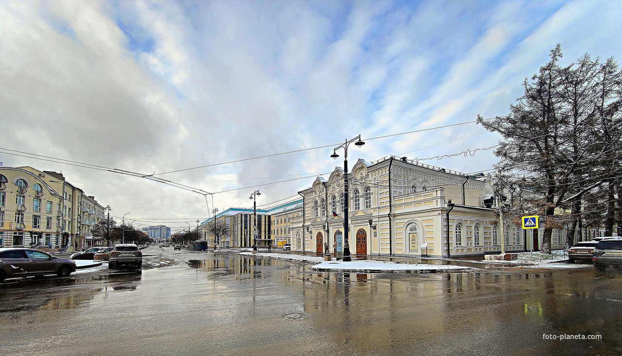 Соборная улица. Справа - Рязанский ТЮЗ.