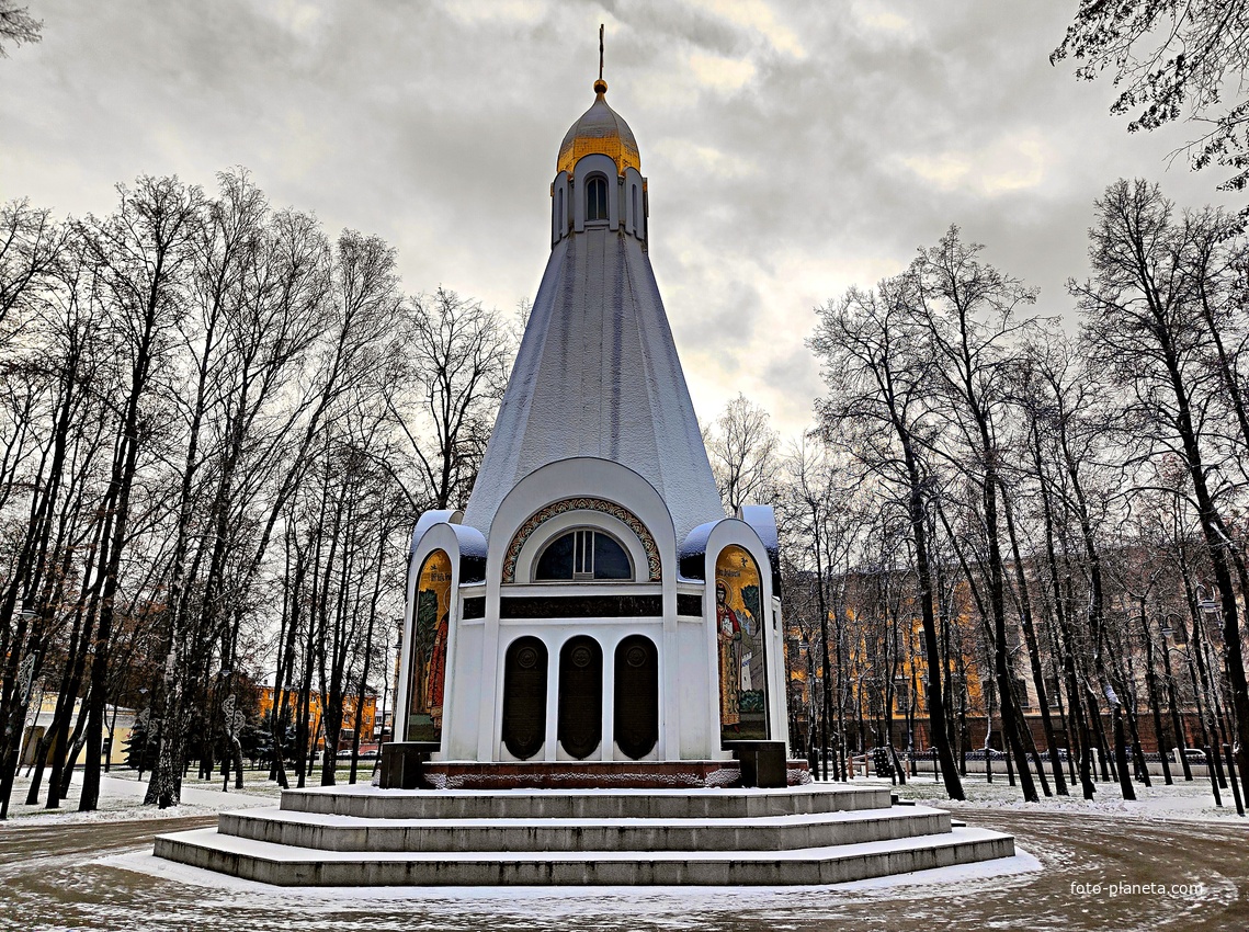 Часовня Всех Святых в земле Рязанской просиявших на Соборной площади (в честь 900-летия Рязани). Архитектор: И.И. Сенченко, В. Л. Сытых.