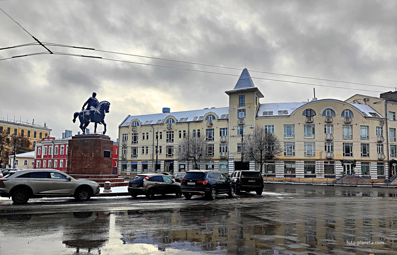 Современный жилой дом по адресу Соборная площадь, д. 2. Дом был сдан в 2006 г.