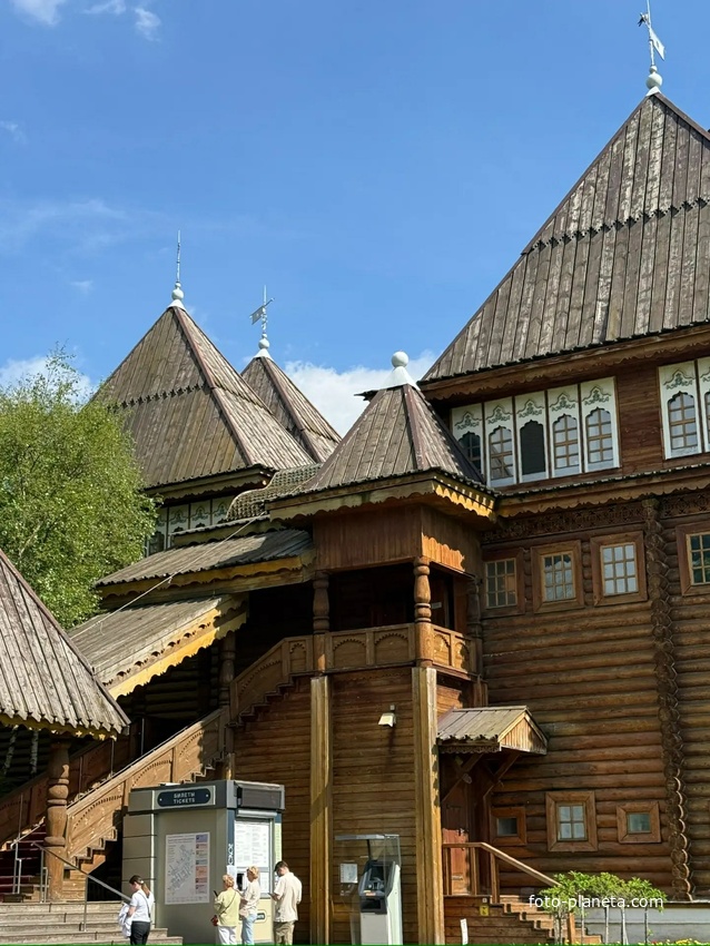 У дворца царя Алексея Михайловича Романова